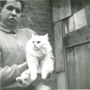 Harry op 18 jarige leeftijd met de Chinchilla poes Mignonne.